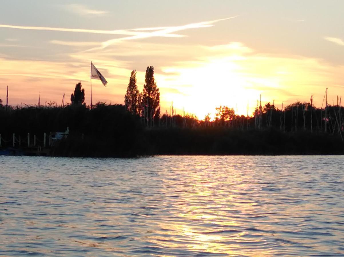 Pfahlbau Sunset I Toplage Elektroboot Inklusive Rust Exterior foto