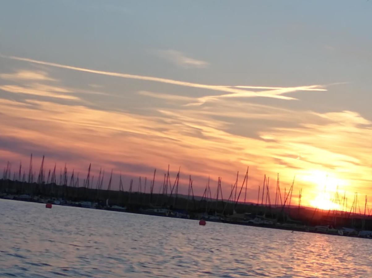 Pfahlbau Sunset I Toplage Elektroboot Inklusive Rust Exterior foto
